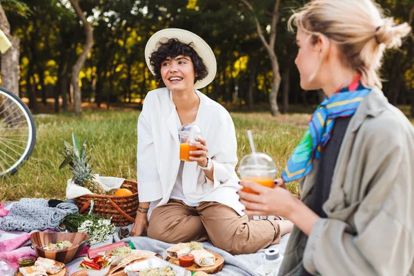 Suyu sersem bir yana mutlu bir şekilde vakit arkadaşıyla parkta piknik seyir elinde tutan güzel kız