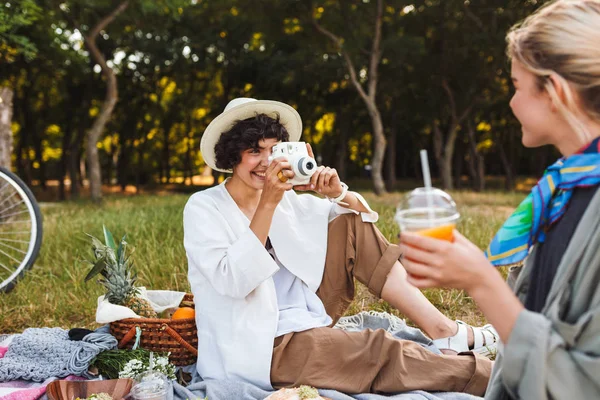 Mooi Lachende Meisje Zittend Picknickkleed Gelukkig Het Nemen Van Foto — Stockfoto