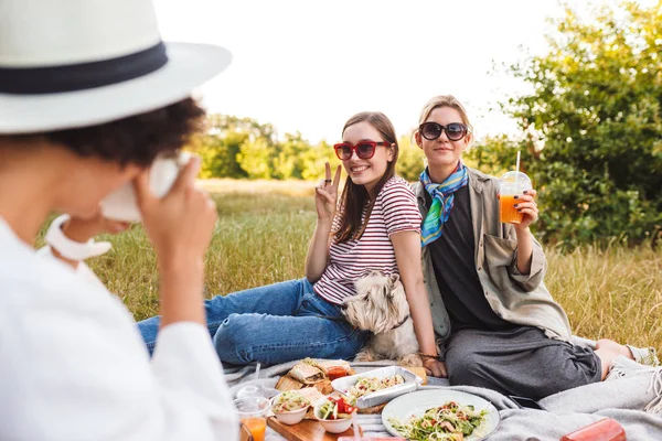 Twee Mooie Lachende Meisjes Zitten Met Hondje Picknick Deken Poseren — Stockfoto