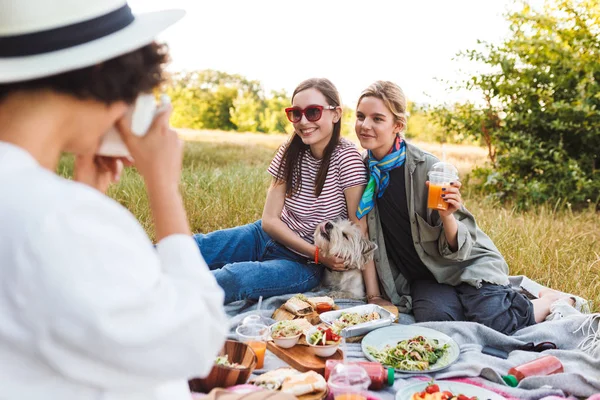 Dos Hermosas Chicas Sentadas Con Perrito Manta Picnic Posando Cámara — Foto de Stock