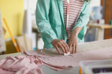 Sabun ile modern dikiş Atölyesi pembe tekstilde çizim giysi tasarımcısı kapatın