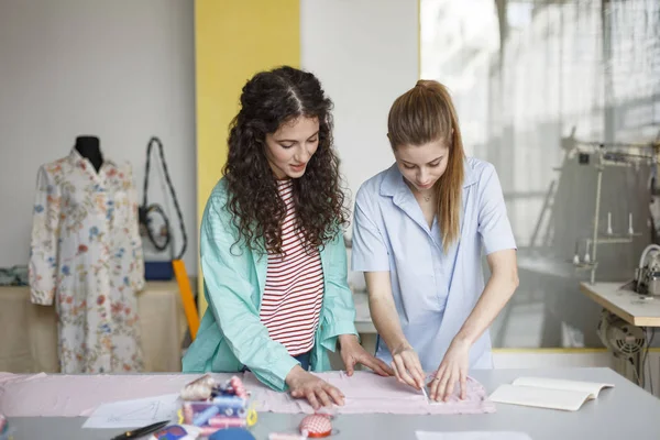 Genç tasarımcılar sersem pembe Tekstil modern dikiş Atölyesi ile birlikte çalışma güzel