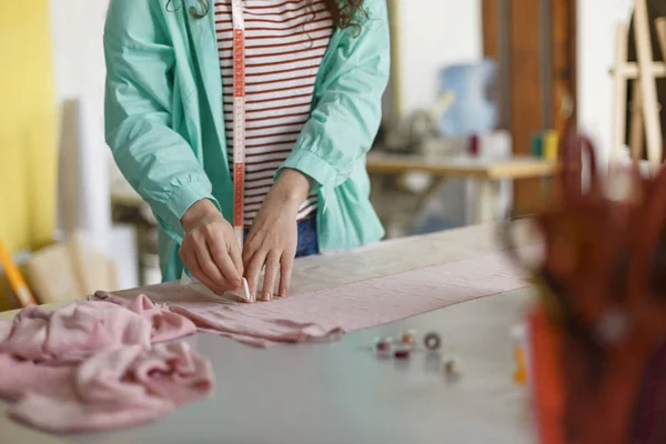 Закрыть Швея Рисунок Мылом Розовом Текстильном Современной Швейной Мастерской — стоковое фото