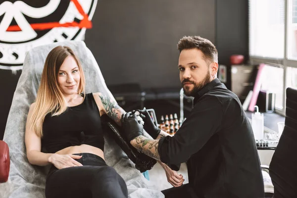 Menina Tatuada Tatuador Profissional Olhando Alegremente Câmera Fazer Tatuagem Mão — Fotografia de Stock