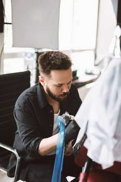 Mestre Tatuagem Profissional Cuidadosamente Fazendo Tatuagem Usando Máquina Tatuagem Estúdio — Fotografia de Stock