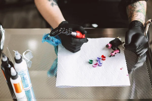 Close Professional Tattooer Black Gloves Preparing Tattoo Machine Work Colorful — Stock Photo, Image