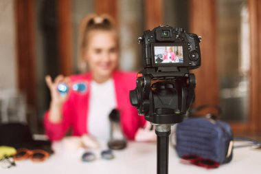 Siyah kamera Moda Blogger yeni video kaydı kapat