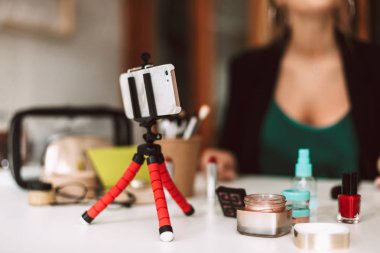 Genç güzellik blogger Smartphone cep telefonu ile yeni video kaydı kapat