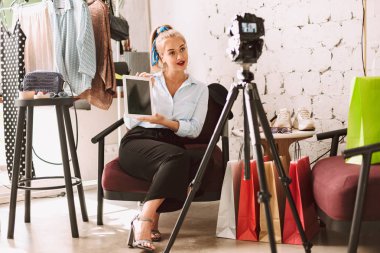 Tablet elinde kayıt yeni moda vlog fotoğraf makinesi için video tutan güzel güzellik blogger