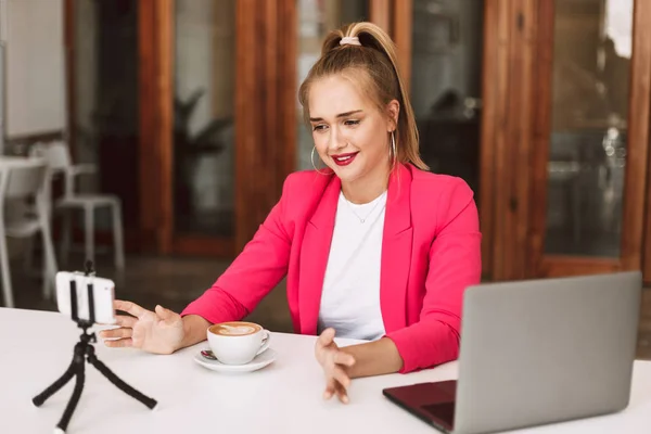 Pembe Ceket Cep Telefonu Video Blog Kayıt Içinde Genç Duygusal — Stok fotoğraf