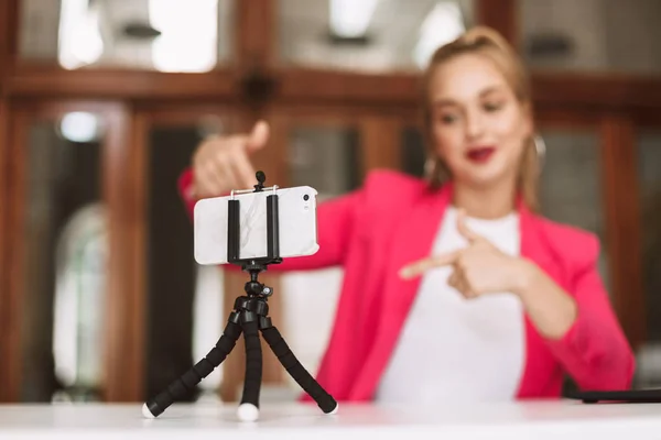 Genç bayan blogcuyu kapat ve akıllı telefondan yeni video kaydet