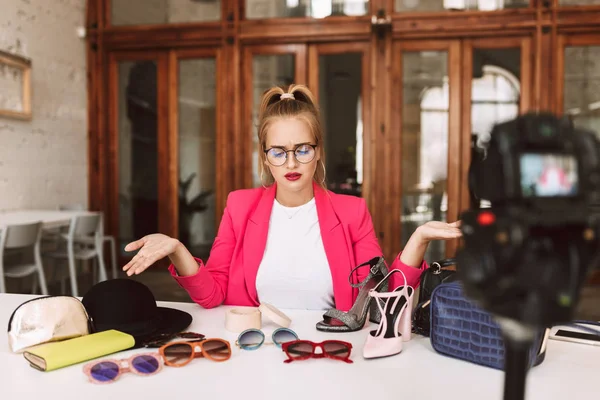 Menina Decepcionada Óculos Jaqueta Rosa Gravando Novo Vídeo Moda Para — Fotografia de Stock