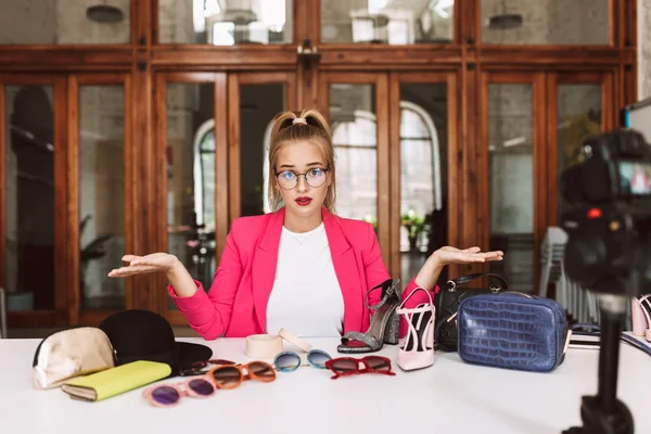 Młoda Moda Blogger Okulary Różowa Kurtka Amazedly Patrząc Aparacie Nowe — Zdjęcie stockowe