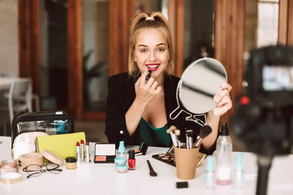 Bela Blogueira Beleza Sorridente Olhando Alegremente Câmera Segurando Batom Espelho — Fotografia de Stock