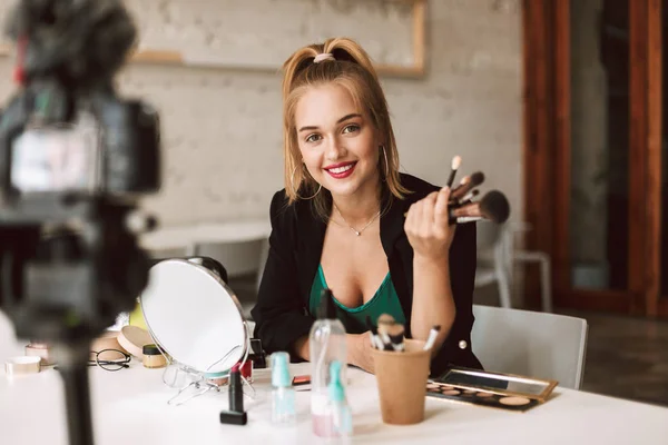 Fiatal Mosolygó Beauty Blogger Boldogan Néz Kamera Gazdaság Alkotják Kezében — Stock Fotó