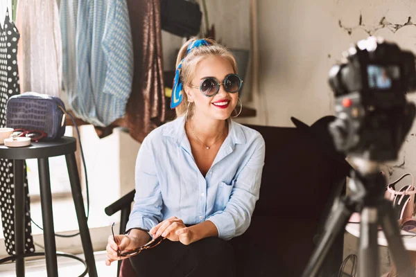 Jovem Sorridente Blogueiro Moda Óculos Sol Alegremente Gravar Novo Vídeo — Fotografia de Stock