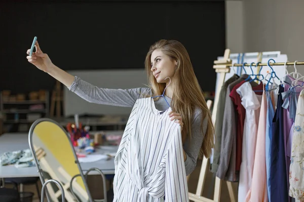 Bella Ragazza Che Tiene Nuovo Vestito Sulla Gruccia Mano Scattando — Foto Stock