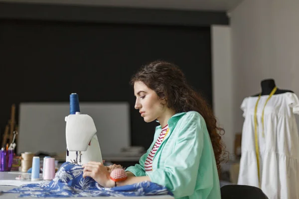 Молодая Швея Красочной Рубашке Вдумчиво Работает Швейной Машинкой Современной Швейной — стоковое фото