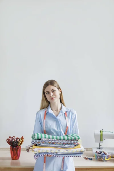 Ung Vacker Flicka Blå Skjorta Glatt Tittar Kameran Innehav Mönster — Stockfoto