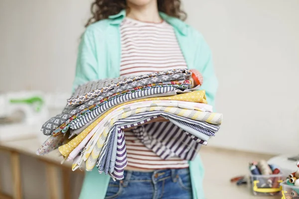 Close Sarta Camicia Shirt Righe Che Tiene Tessuti Modelli Colorati — Foto Stock