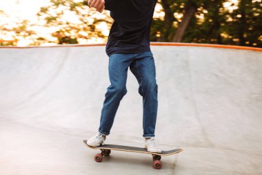 Siyah T-shirt ve jeans modern paten Parkı'nda pratik patenci çocukta kapatın