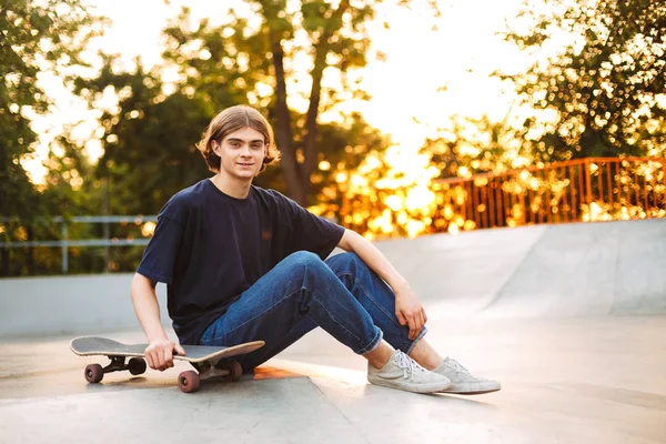 Joven Patinador Sonriente Camiseta Negra Jeans Felizmente Mirando Cámara Con — Foto de Stock