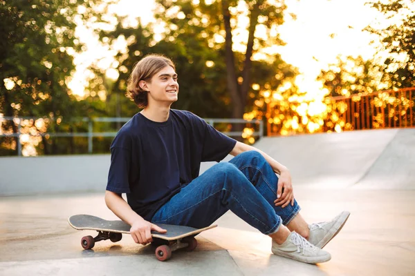 Młody Skater Uśmiechający Się Czarny Shirt Dżinsy Szczęśliwie Spędzać Czas — Zdjęcie stockowe