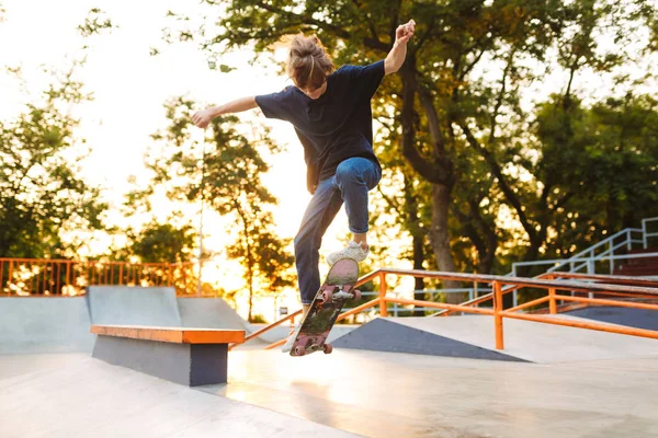 Mladí Pohodě Bruslař Černé Tričko Džíny Nácvik Triků Skateboardu Skate — Stock fotografie