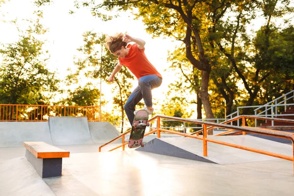 Young Cool Skater Practicing Jumping Tricks Skateboard Modern Skate Park — Stock Photo, Image