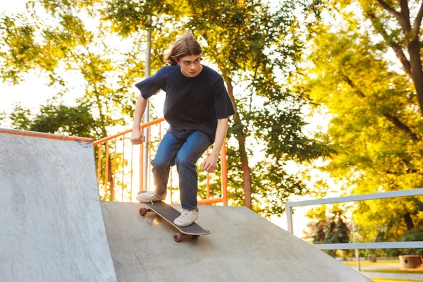 Muda Skater Bijaksana Berlatih Trik Dengan Skateboard Pada Springboard Modern — Stok Foto