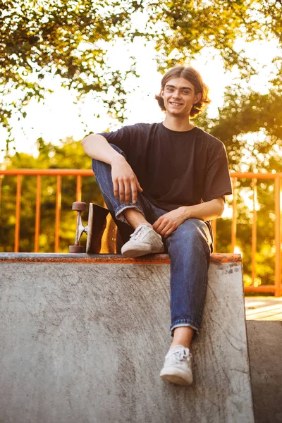 Joven Patinador Alegre Felizmente Mirando Cámara Con Monopatín Moderno Parque — Foto de Stock