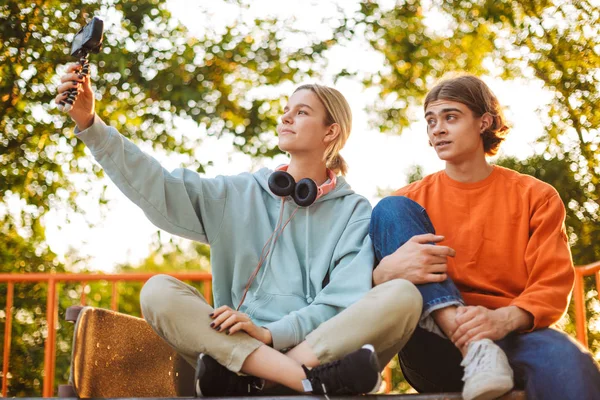 Joven Skater Niño Chica Grabación Nuevo Vídeo Pasar Tiempo Juntos —  Fotos de Stock