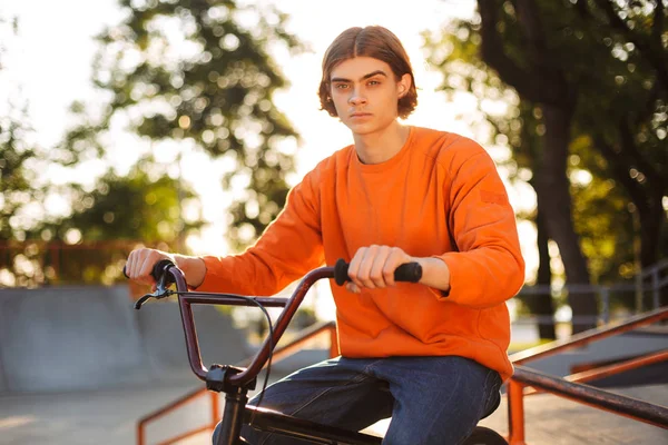 Băiat Grijuliu Pulover Portocaliu Stând Bicicletă Uitându Visător Camera Filmat — Fotografie, imagine de stoc