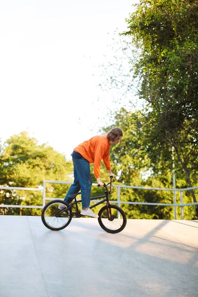 Tânăr Cool Pulover Portocaliu Echitatie Biciclete Practicarea Cascadorii Skatepark Modern — Fotografie, imagine de stoc