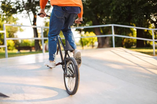 Close Young Guy Riding Bicycle Modern Skatepark — Stock Photo, Image