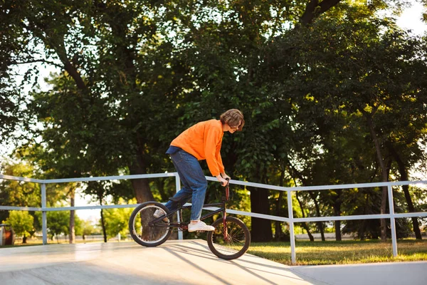 Cool Young Guy Orange Pullover Jeans Riding Bicycle Practicing Stunts — Stock Photo, Image