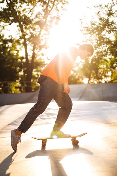 Skateboard Muda Menghabiskan Waktu Skatepark Modern — Stok Foto