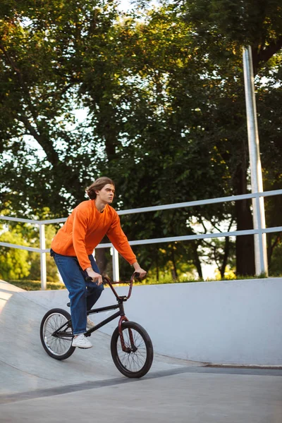 Tânăr Pulover Portocaliu Blugi Echitatie Biciclete Skatepark Modern — Fotografie, imagine de stoc