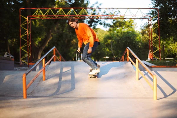 오렌지 스웨터 스케이트 보드와 Skatepark에서 시간을 보내는 묘기를 연습에 사려깊은 — 스톡 사진