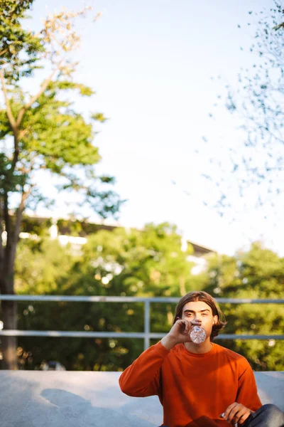 Pria Muda Orange Pullover Bermimpi Melihat Kamera Minum Air Skatepark — Stok Foto