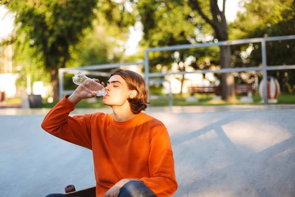 Pria Muda Orange Pullover Minum Air Menghabiskan Waktu Skatepark — Stok Foto