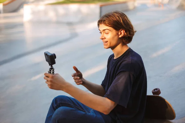 Jonge Glimlachend Guy Gelukkig Het Opnemen Van Nieuwe Video Voor — Stockfoto