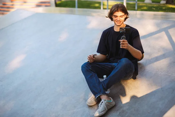 年轻快乐的溜冰者高兴地录制新的视频沃客花时间在 Skatepark — 图库照片