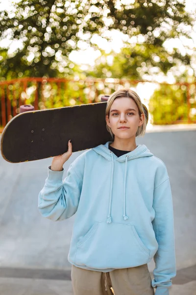 Gadis Cantik Dengan Hoodie Memegang Skateboard Bahu Bermimpi Melihat Kamera — Stok Foto