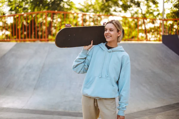 Pretty Smiling Girl Hoodie Holding Skateboard Shoulder Happily Looking Aside — Stock Photo, Image