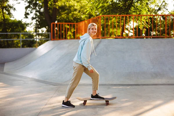 Pretty Smiling Girl Hoodie Happily Looking Camera Trying Skateboarding Modern — Stock Photo, Image