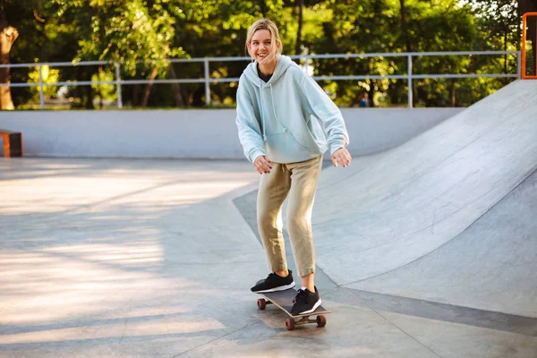 Joyful Patinator Fată Hanorac Fericit Încercând Skateboarding Petrecerea Timpului Skatepark — Fotografie, imagine de stoc