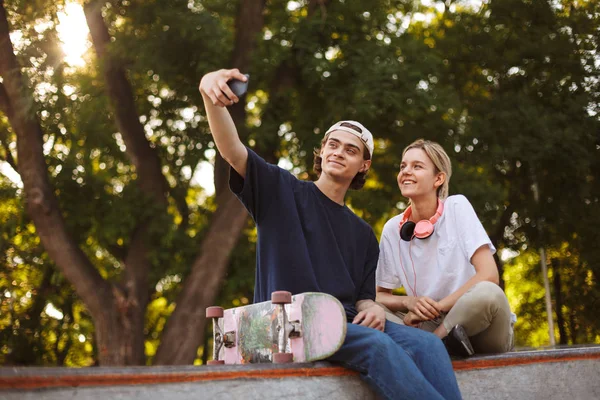 Kamera Cep Telefonu Skatepark Birlikte Fotoğraf Çekmek Kaykay Ile Kulaklık — Stok fotoğraf