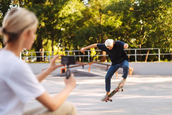 Νέοι Σκέιτερ Εξάσκηση Φιγούρες Για Skateboard Ενώ Εγγραφή Νέου Βίντεο — Φωτογραφία Αρχείου