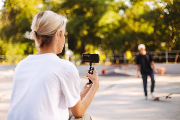 Bonita Chica Grabando Nuevo Video Joven Patinador Para Vlog Pasar —  Fotos de Stock